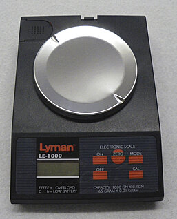 Lyman elektrische Pulverwaage LE-1000 mit Adapter
